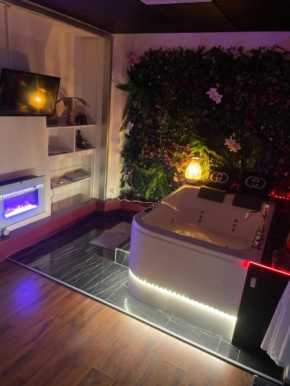 Paris 9 Love Room Jacuzzi